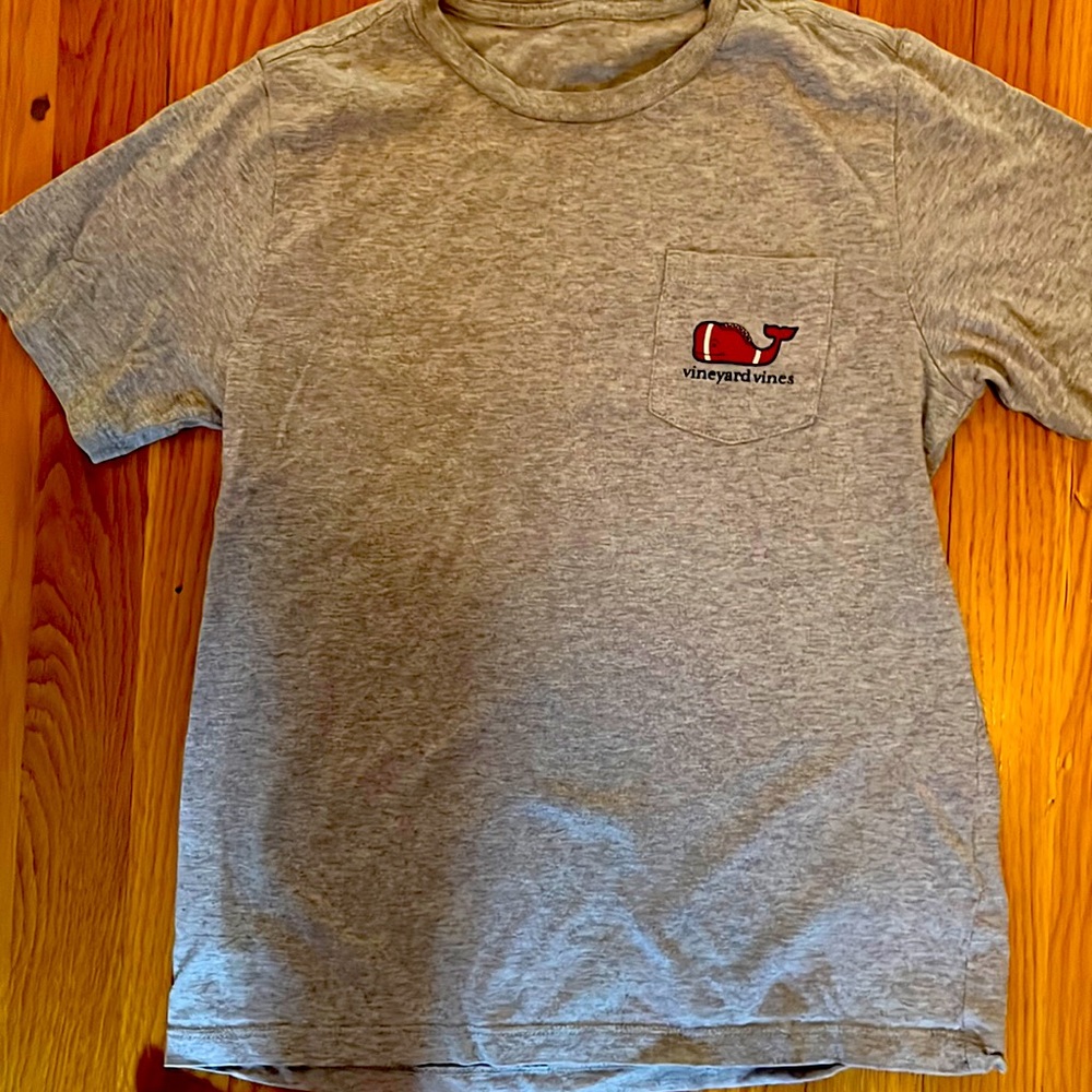 Boys vineyard vine football tshirt sz small 6-8.
